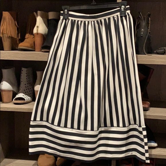 Black and white stripe skirt - Picture 2 of 3